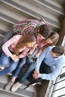 groupe d'adolescents heureux à l'école photo