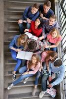 groupe d'adolescents heureux à l'école photo