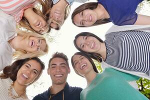 jeunes amis restant ensemble en plein air dans le parc photo