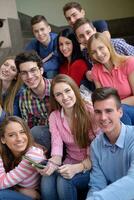 groupe d'adolescents heureux à l'école photo