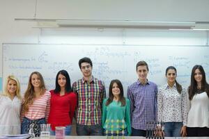 groupe d'adolescents heureux à l'école photo