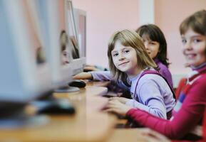 éducation informatique avec les enfants à l'école photo