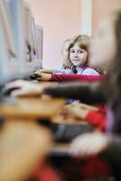 éducation informatique avec les enfants à l'école photo