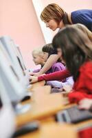 éducation informatique avec les enfants à l'école photo