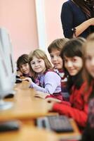 éducation informatique avec les enfants à l'école photo