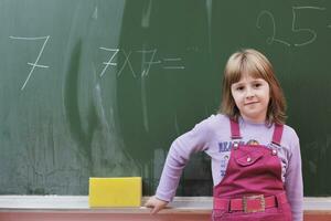 écolière heureuse sur les cours de mathématiques photo