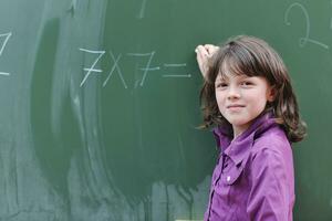 écolière heureuse sur les cours de mathématiques photo