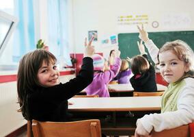 enfants heureux avec enseignant en classe photo