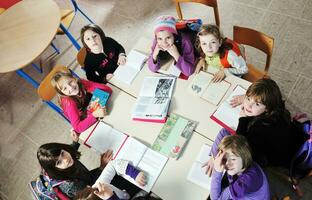 enfants heureux avec enseignant en classe photo