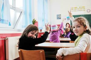 enfants heureux avec enseignant en classe photo