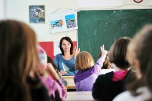 enfants heureux avec enseignant en classe photo