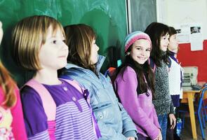 groupe d'enfants heureux à l'école photo