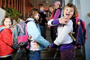 groupe d'enfants heureux à l'école photo