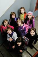 groupe d'enfants heureux à l'école photo