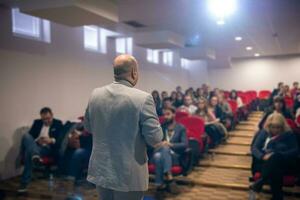 homme d'affaires donnant des présentations dans la salle de conférence photo