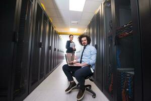 équipe de jeunes techniciens travaillant ensemble sur des serveurs photo