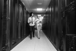 ingénieur montrant la salle des serveurs du centre de données en état de marche à une femme chef photo