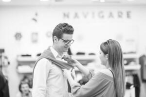 couple dans un magasin de vêtements photo