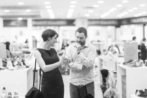 couple choisit des chaussures au magasin de chaussures photo