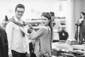 couple dans un magasin de vêtements photo