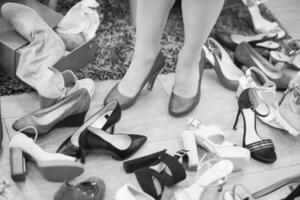 femme assise dans un magasin de chaussures photo