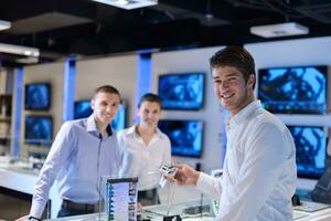 jeune couple dans un magasin d'électronique grand public photo