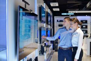 les gens achètent dans un magasin d'électronique grand public photo