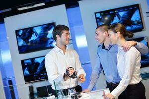 jeune couple dans un magasin d'électronique grand public photo