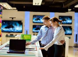 jeune couple dans un magasin d'électronique grand public photo