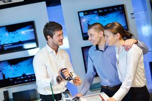 jeune couple dans un magasin d'électronique grand public photo