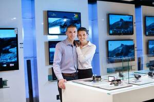 jeune couple dans un magasin d'électronique grand public photo