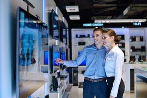 jeune couple dans un magasin d'électronique grand public photo