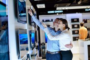 jeune couple dans un magasin d'électronique grand public photo