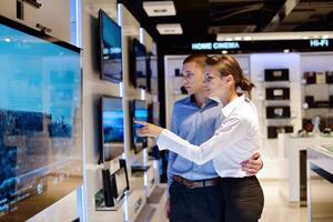 jeune couple dans un magasin d'électronique grand public photo