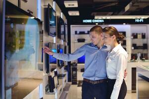 les gens achètent dans un magasin d'électronique grand public photo