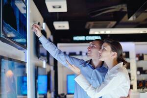 les gens achètent dans un magasin d'électronique grand public photo