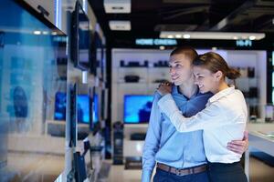 les gens achètent dans un magasin d'électronique grand public photo