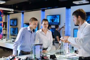 jeune couple dans un magasin d'électronique grand public photo