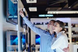 les gens achètent dans un magasin d'électronique grand public photo