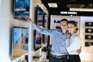 jeune couple dans un magasin d'électronique grand public photo