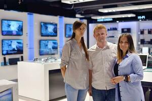 les gens achètent dans un magasin d'électronique grand public photo