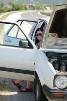 jeune femme attendant dans la voiture photo