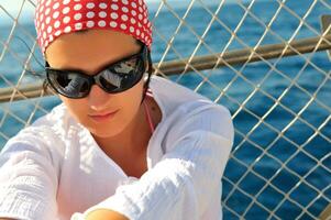 femme avec des lunettes de soleil Extérieur photo