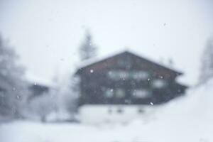 maison de montagne dans une tempête de neige photo