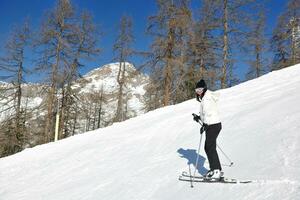 skier sur la neige fraîche en hiver lors d'une belle journée ensoleillée photo