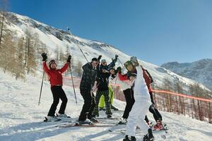 portrait d'hiver d'amis au ski photo