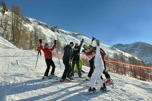 groupe de personnes sur la neige en hiver photo