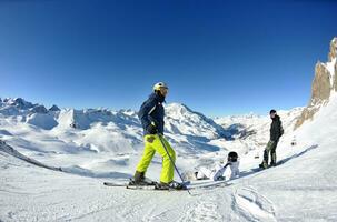 portrait d'hiver d'amis au ski photo