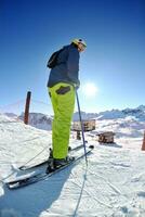 skier sur la neige fraîche en hiver lors d'une belle journée ensoleillée photo