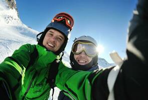 portrait d'hiver d'amis au ski photo